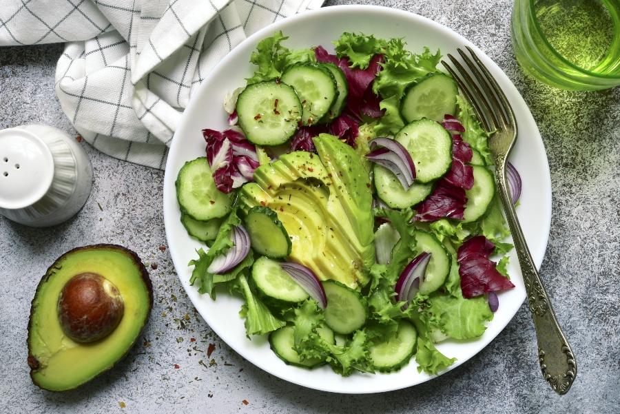 frischer salat mit avocado und gurke