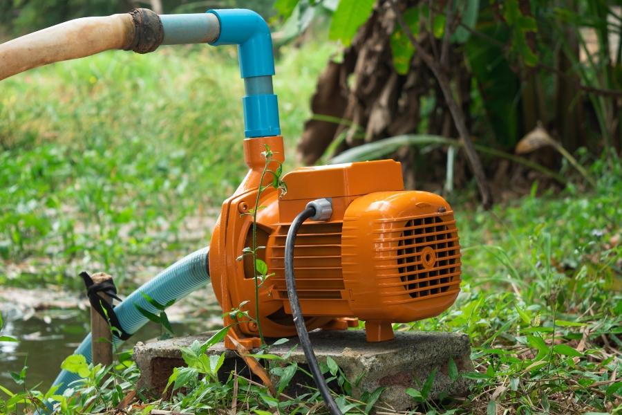 Elektrische Wasserpumpe an einem Teich