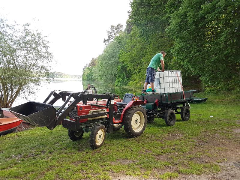 IBC auf Anhänger am See, bereit zur Befüllung mit Wasser - Wassertränke für den IBC