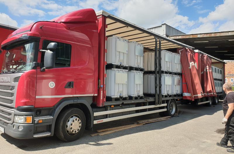 Mehrere IBC-Container auf einem LKW, der gleich entladen wird