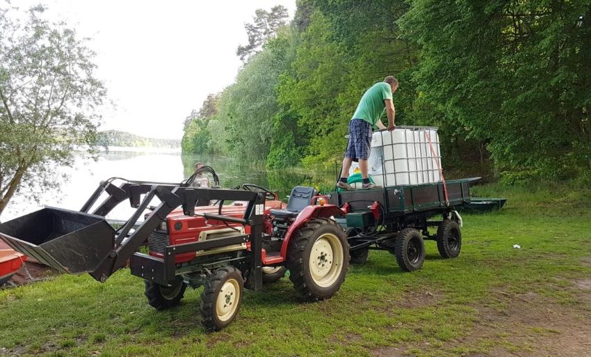 IBC Container wird auf Anhänger transportiert