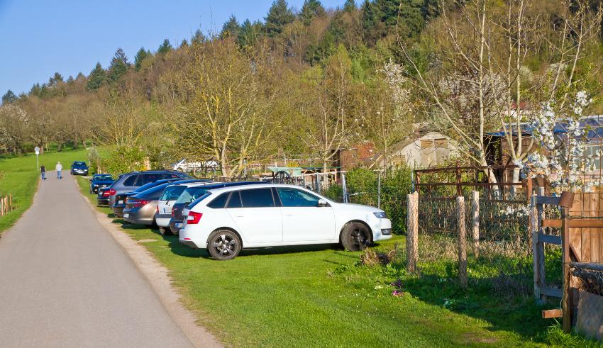 Schrebergarten, Zugangsweg mit diversen geparkten Autos