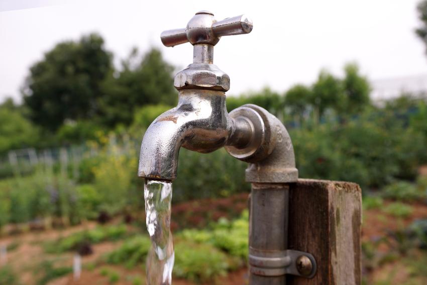 Wasserhahn im Garten, Nahaufnahme