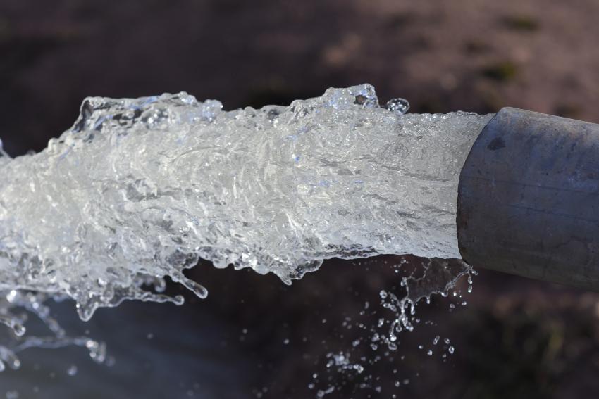 Wasserrohr aus dem Wasser fließt