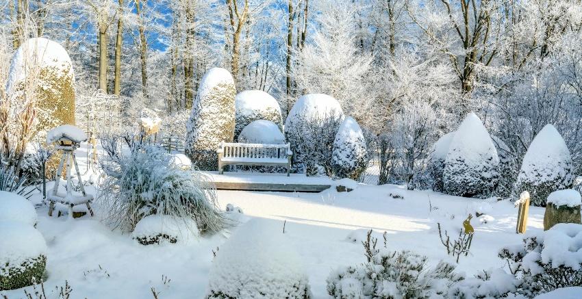 Garten im Winter - eine Winterentleerung ist bei Wasserleitungen notwendig