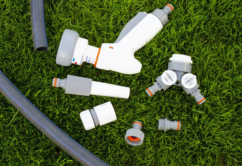 Mit Schlauchverbindern Gartenschläuche reparieren, anpassen oder verlängern