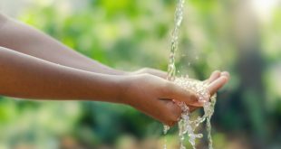 Hände unter sauberem Wasser - Sandabscheider reinigt Wasser