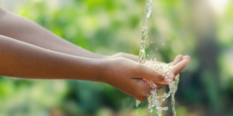 Hände unter sauberem Wasser - Sandabscheider reinigt Wasser