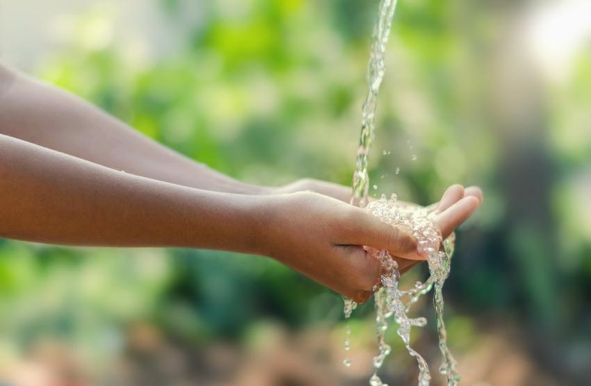Hände unter sauberem Wasser - Sandabscheider reinigt Wasser