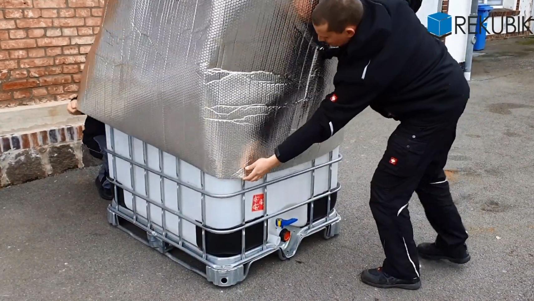 Montage einer Frostschutzhauben für den IBC