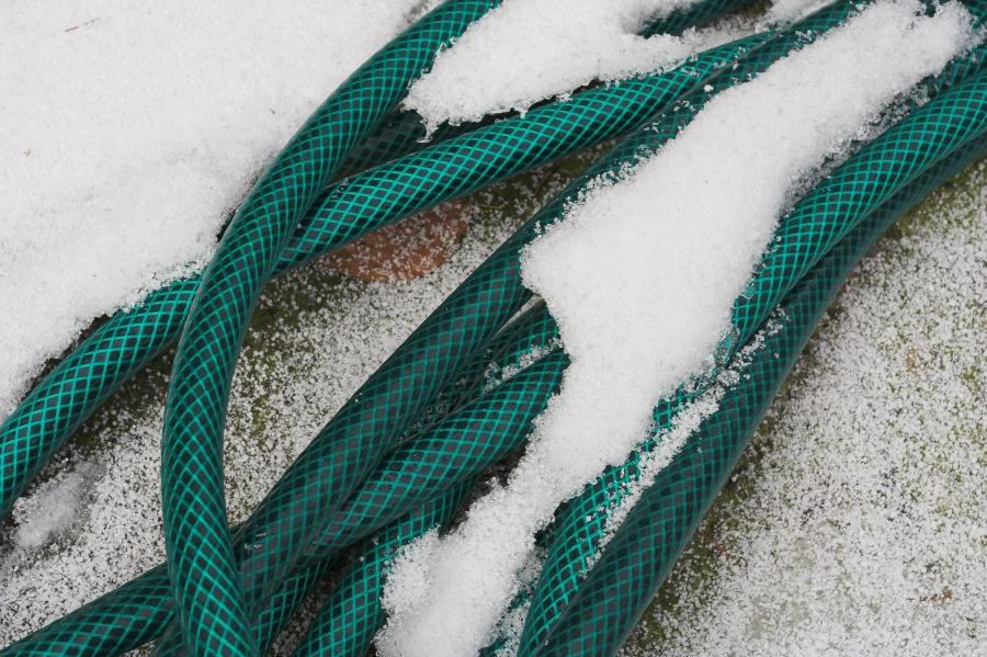 Gartenschlauch im Schnee