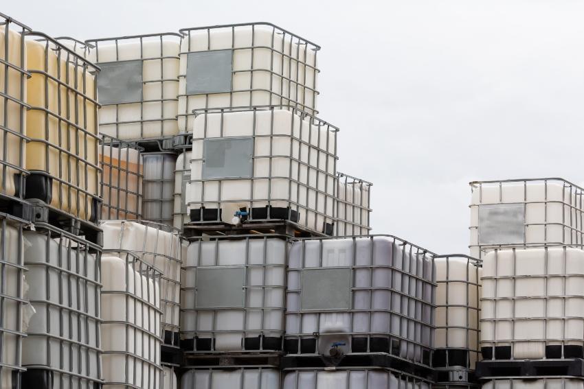 Gestapelte IBC Container - IBC Blase erneuern als Umweltschutz