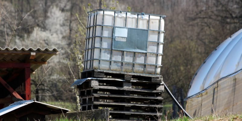 IBC COntainer auf Podest- IBC Blase erneuern