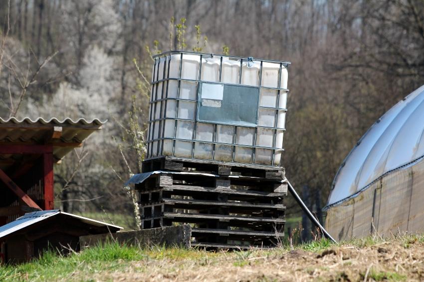 IBC COntainer auf Podest- IBC Blase erneuern