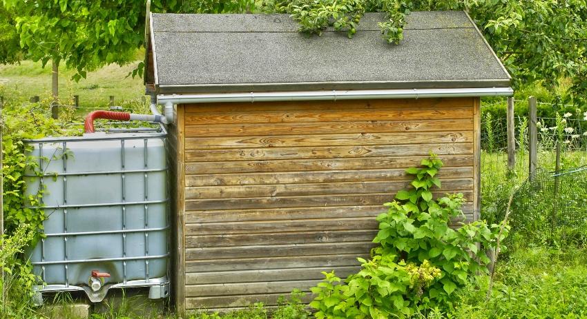 IBC mit Gartenhaus - Absperrhahn für die Gartenbewässerung