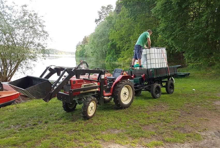 IBC auf Anhänger eines Traktors - IBC Container für 600 Liter bis 1250 Liter