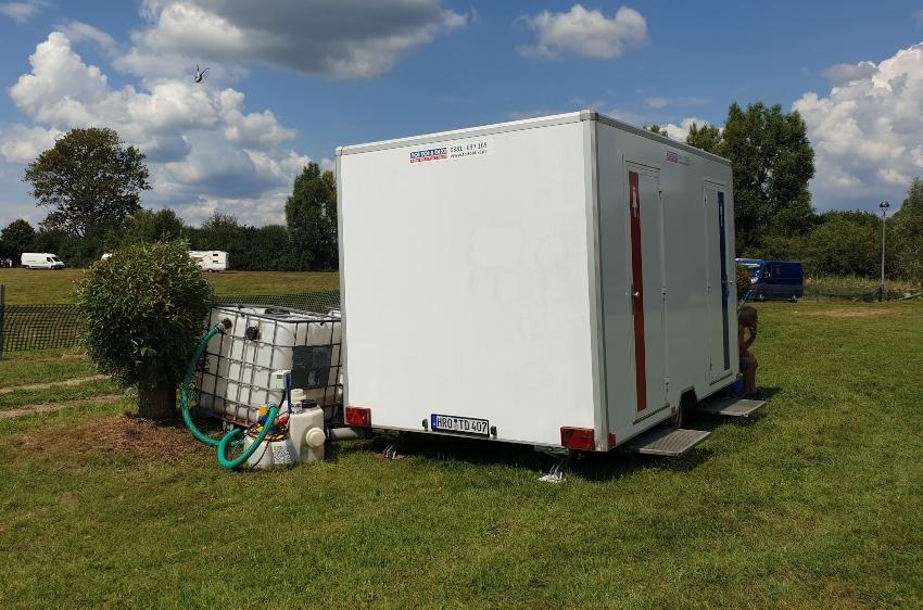 IBC Container neben einem LKW, IBC Container für 600 Liter 