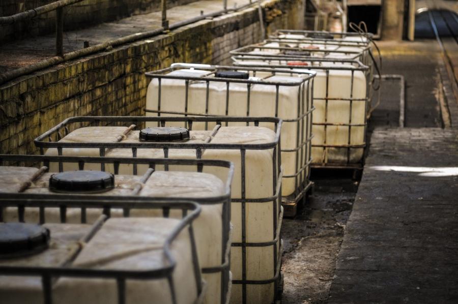 Alte IBC Container - Gefahrstofflagerung von Kleinmengen