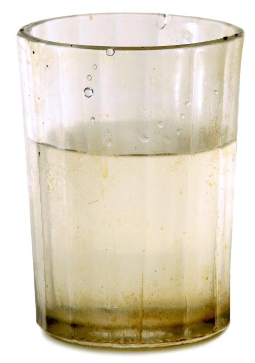 Glas mit dreckigem Wasser