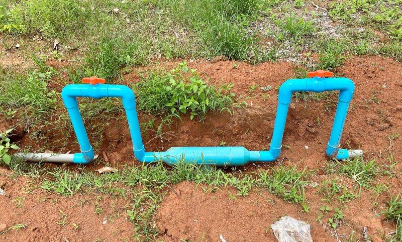 Eine PE-Trinkwasserleitung mit eingebautem Schwebfilter Kaltwasserleitung