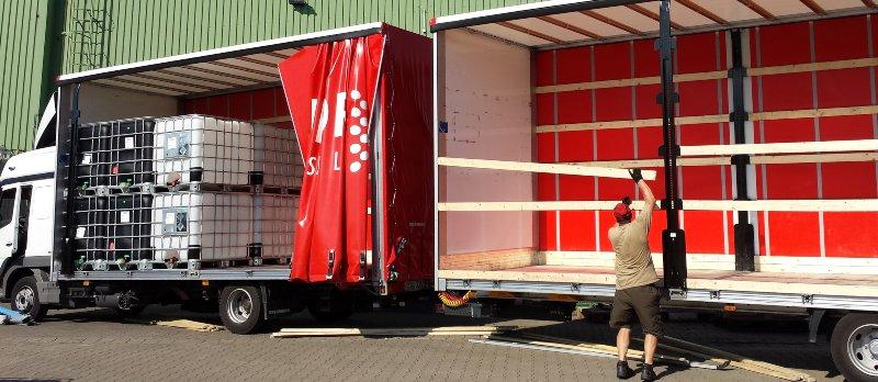 Ein Lkw wird mit gebrauchten IBC-Containern beladen 