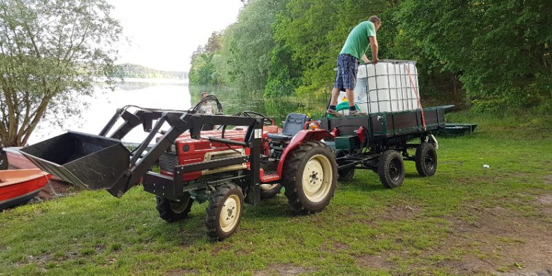 Traktor mit IBC - Bewässerung ohne Strom