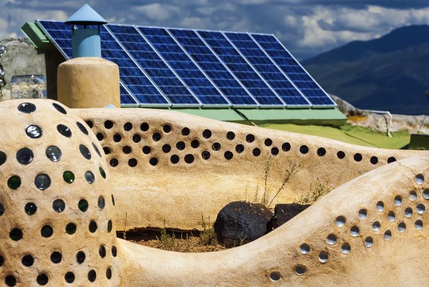 Solaranlage, im Vordergrund Lehmbauten 