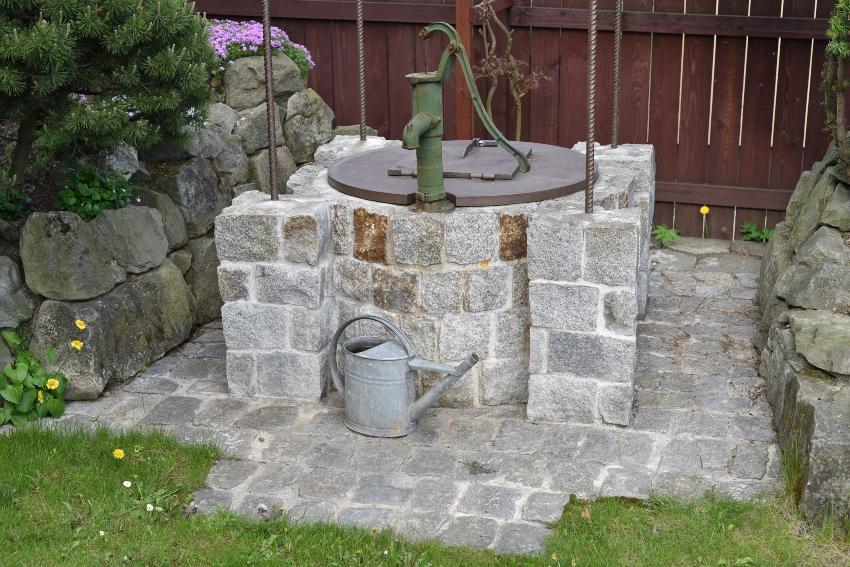 Traditioneller Gartenbrunnen mit Handpumpe - Brunnenbau für die Gartenbewässerung