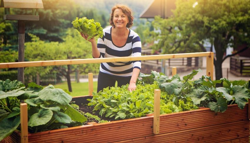 Frau mit ihrem Palettenhochbeet