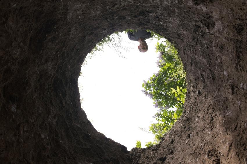 Blick aus einem Brunnen heraus - Brunnenbau für die Gartenbewässerung