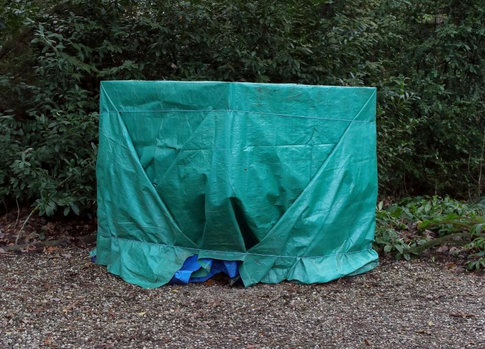 Abdeckplane auf Container im Garten