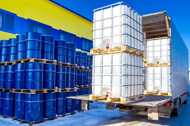 IBC-Container werden auf einen LKW verladen Industrie-Container für Flüssigkeiten