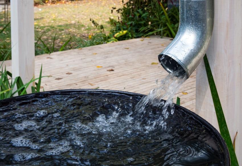 Regenrinne-befuellt-Regentonne - Eisenhaltiges Wasser für die Gartenbewässerung nutzen