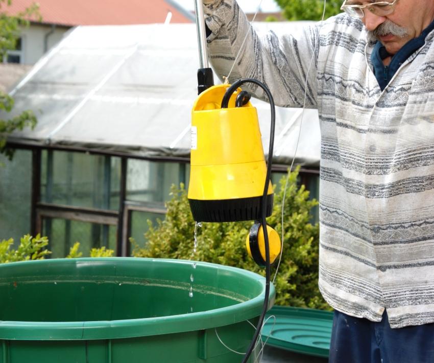 Regenfasspumpe im Einsatz