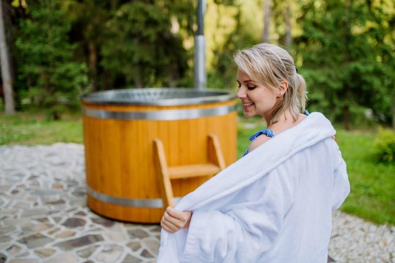 Eine Frau bereitet sich auf ein Bad im Hot Tub vor