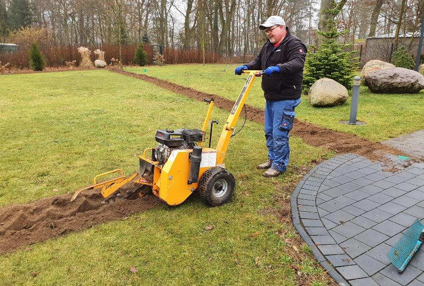 Mit einer Gartenfräse lassen sich bequem Gräben für Bewässerungsrohre ausheben - Wasserleitung im Garten verlegen