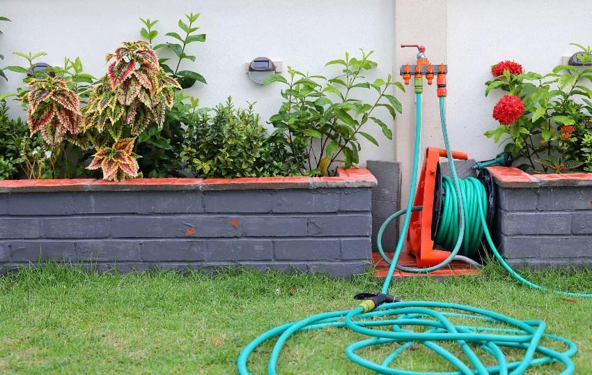 Gartenschläuche an Wasserhahn angeschlossen