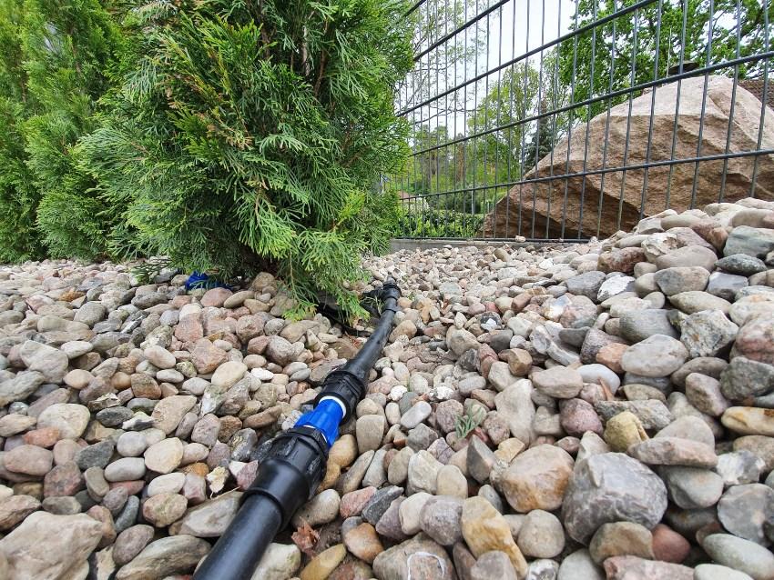 Überirdischer Wasserschlauch im Garten - Regenwasser ableiten und wiederverwerten