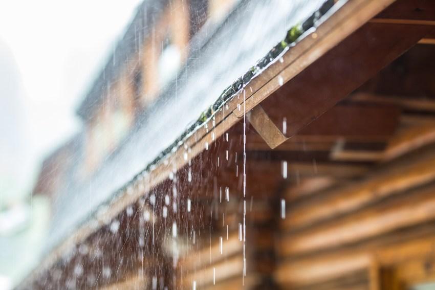 Dach bei Regen - Regenwasser ableiten zur Nutzung ist sinnvoller, als es versickern zu lassen