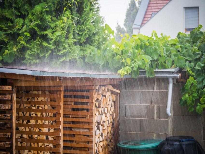 Starkregen, Gartenansicht - Regenwasser ableiten 