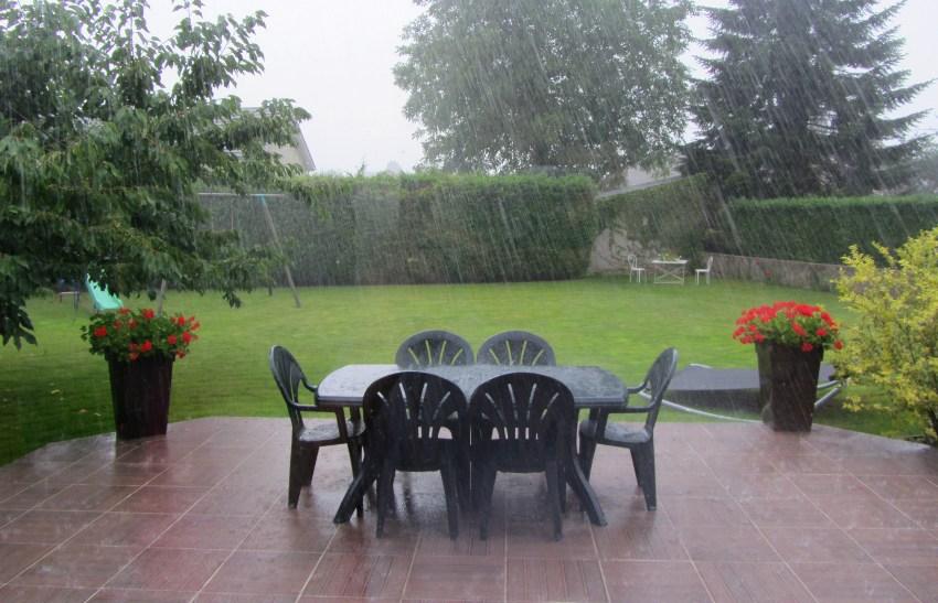 Terrasse bei Starkregen - Regenwasser ableiten