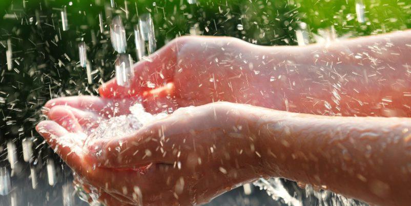 Hände fangen Regen - Hausgarten nachhaltig bewässern