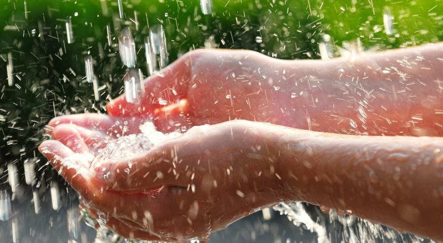 Hände fangen Regen - Hausgarten nachhaltig bewässern