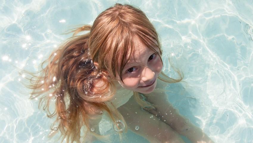 Mädchen im Pool - Sitzpool selber bauen