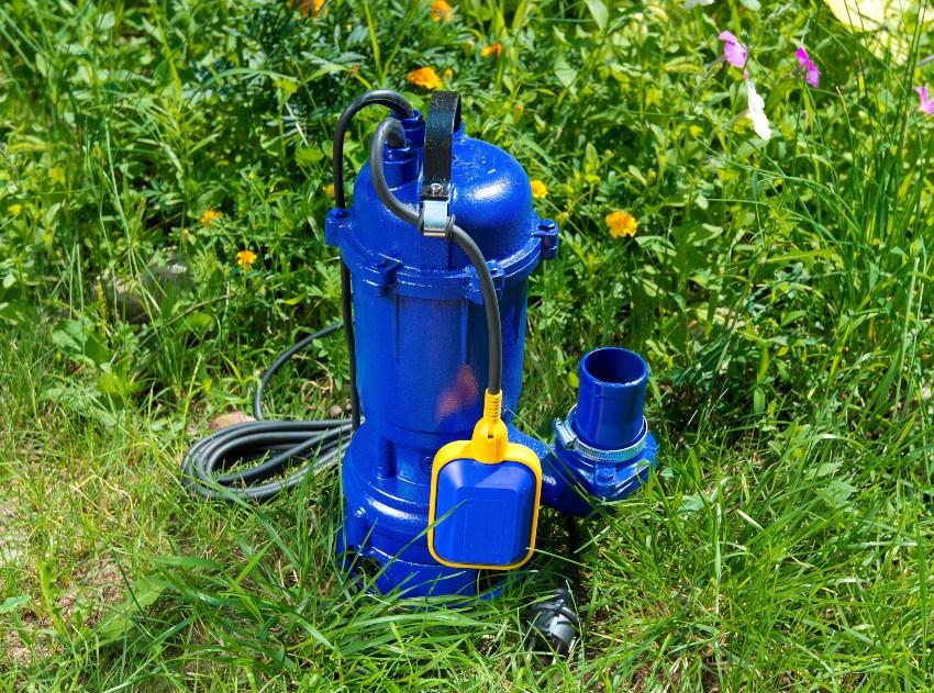 Wasserpumpe steht im Garten