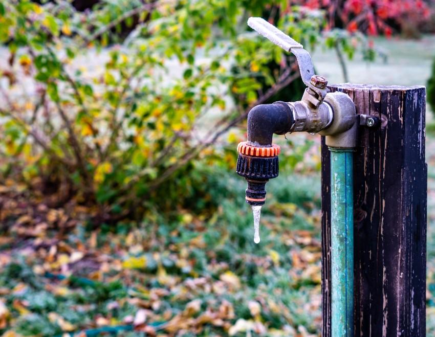 Wasserhahn im Garten mit kleinem Eiszapfen