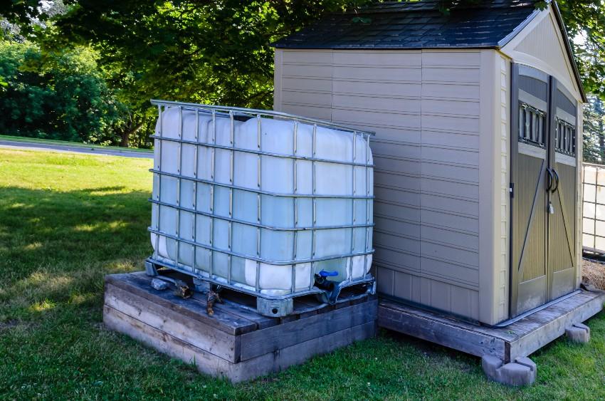 IBC Container neben Gartenhäuschen