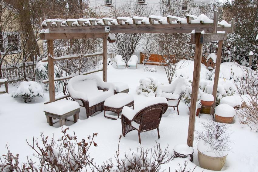 Möbel im Garten bei viel Schnee