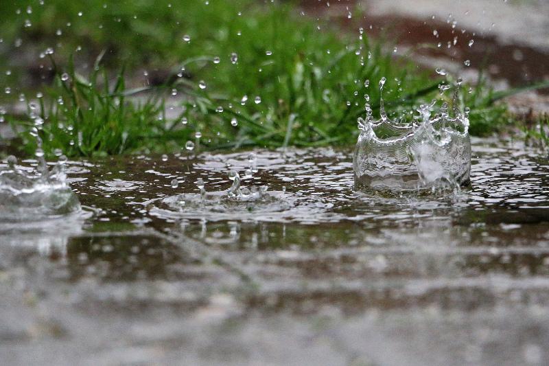 Die Versickerung von Regenwasser ist geregelt Regen fällt in eine Pfütze