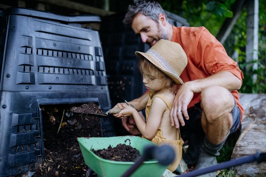 Vater, Kind, Kompostanlage, Garten ökologisch gestalten